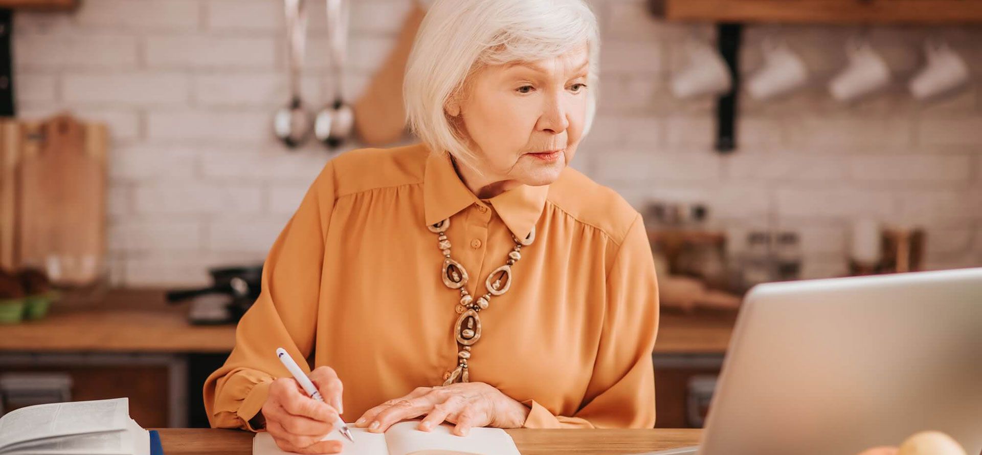 Die ältere Frau im gelben Hemd sucht ihren Seelenverwandten auf einer Senioren-Dating-Website.