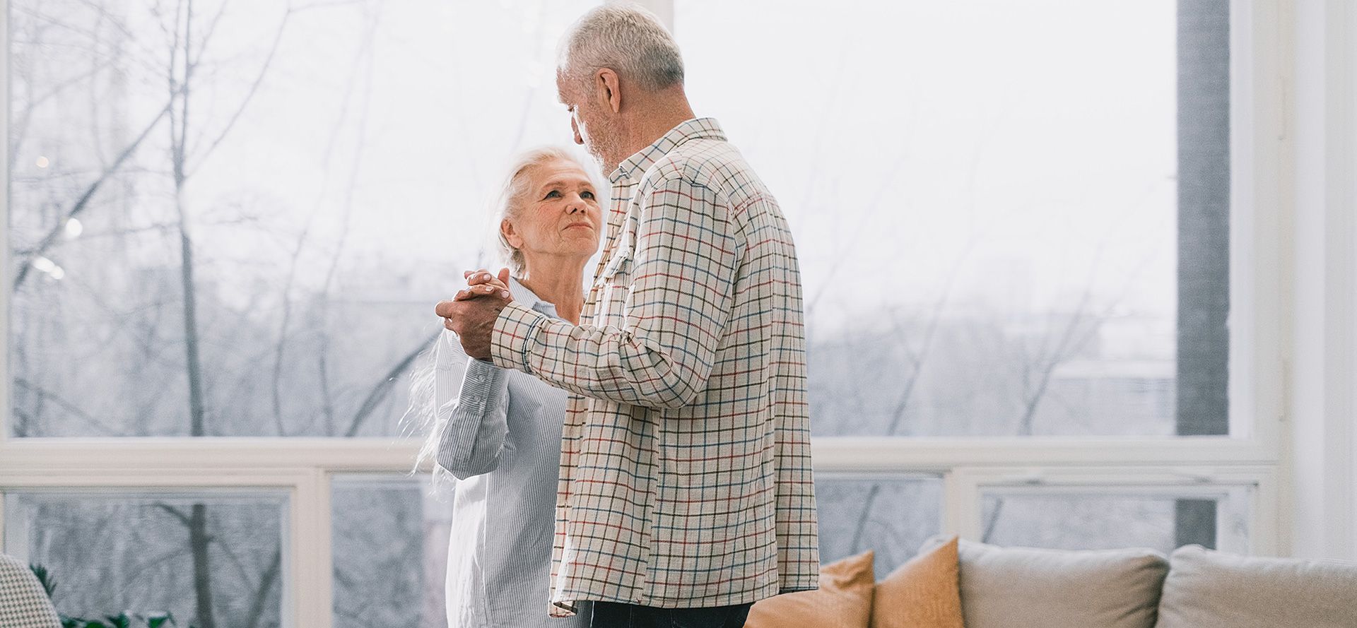 Idosos com mais de 70 anos dançando.