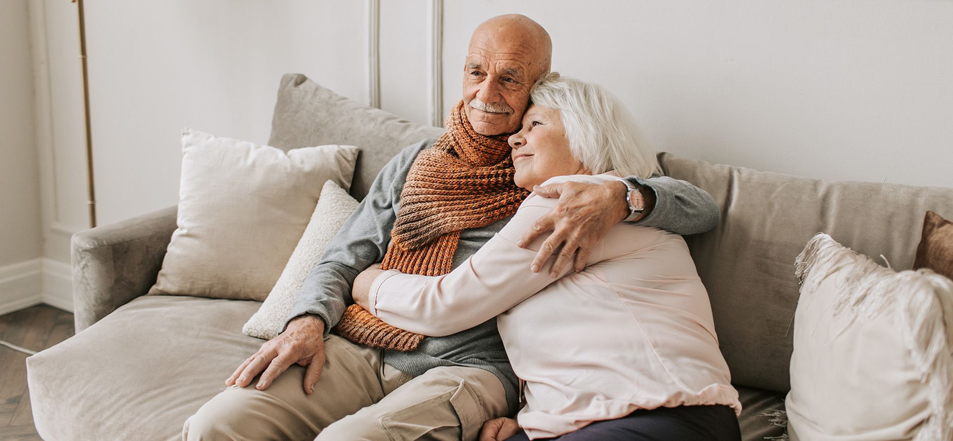 Des aînés de plus de 70 ans qui s'embrassent.