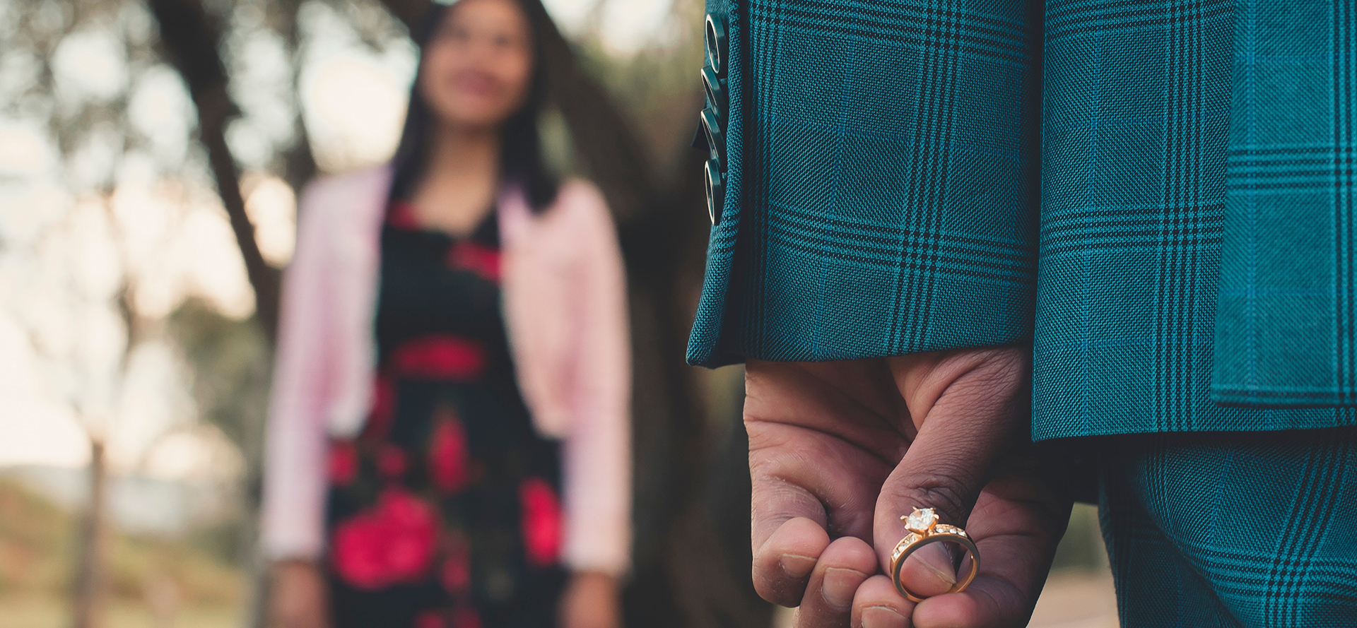 Un homme envisage de demander sa petite amie en mariage après une relation sérieuse.