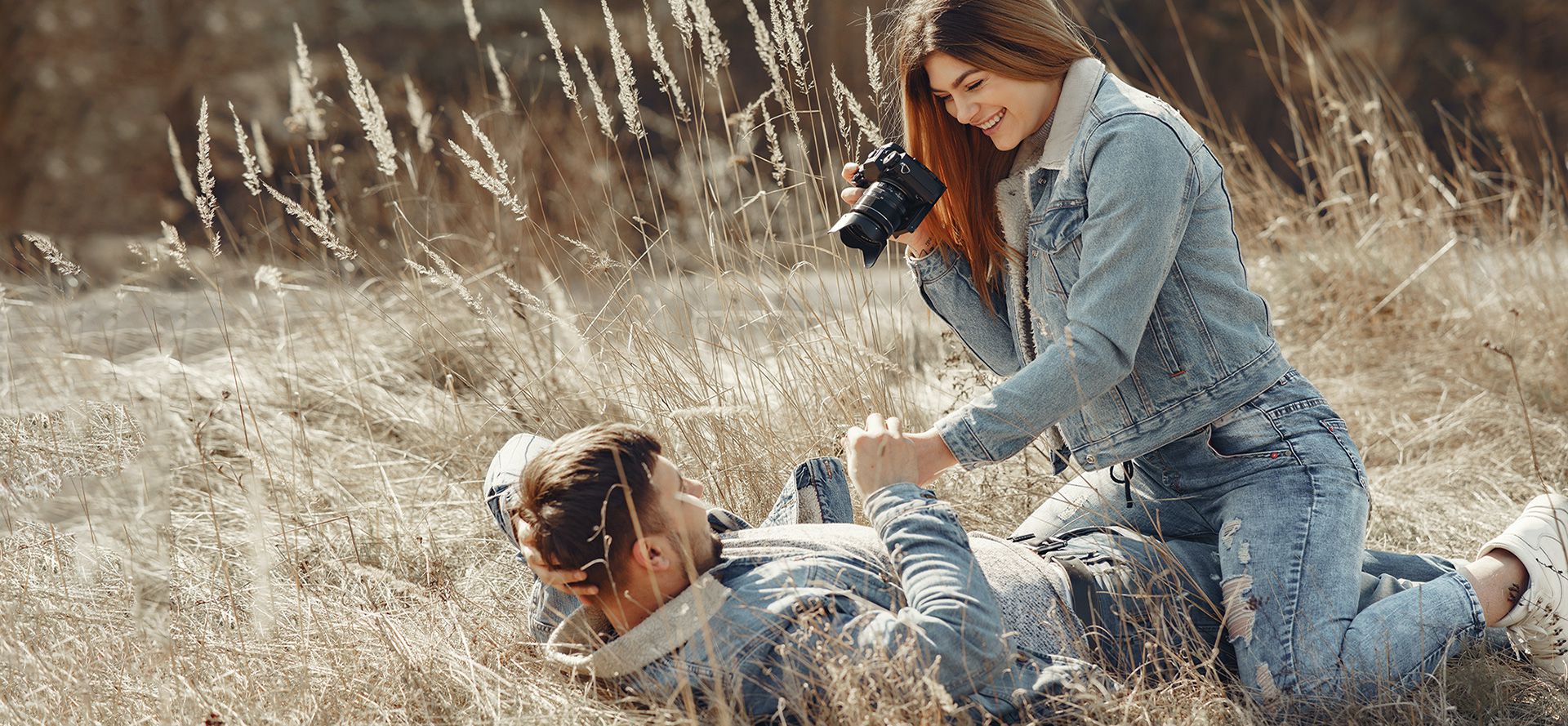 Singles aus kostenpflichtigen Partnervermittlungen bei einem Date.