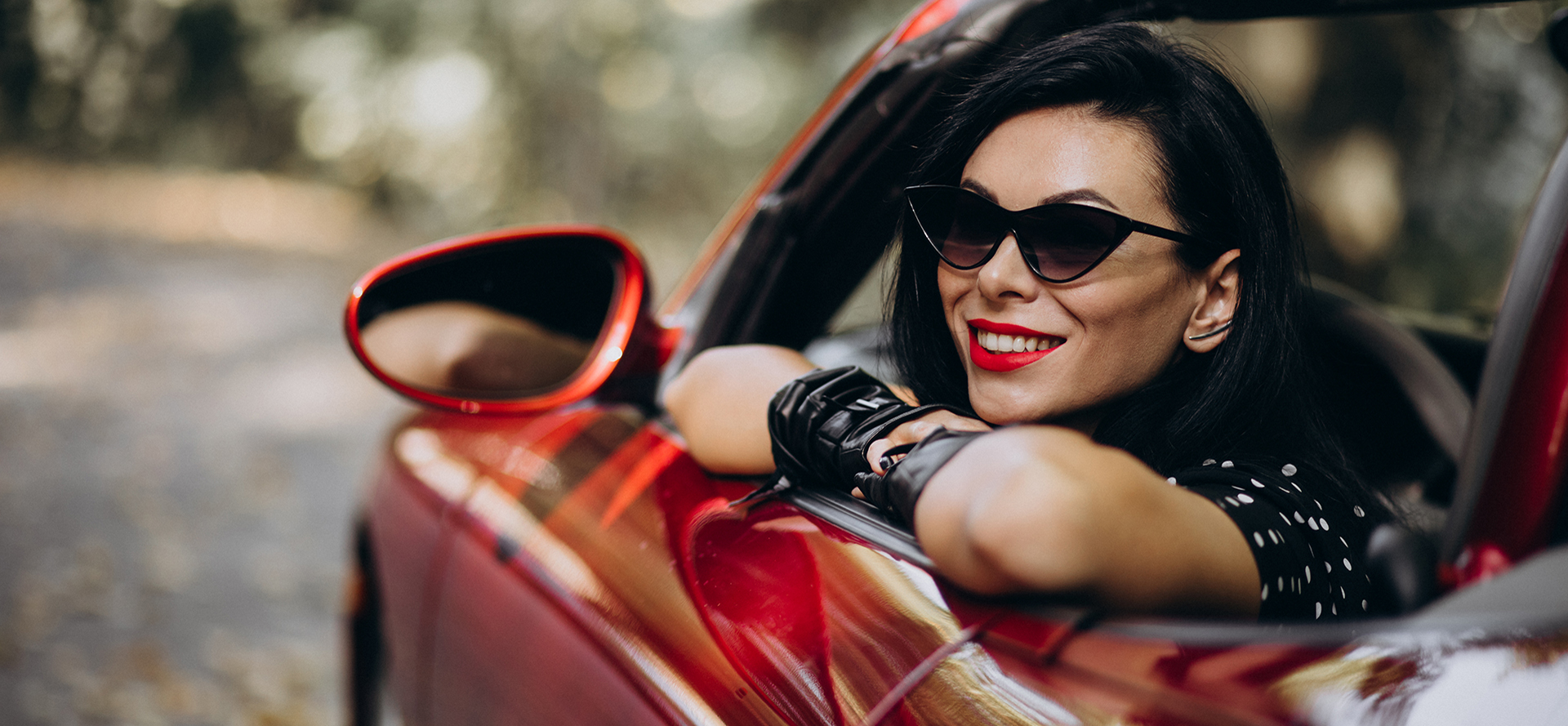 Linda mamã açucareira conduzindo cabrio vermelho.