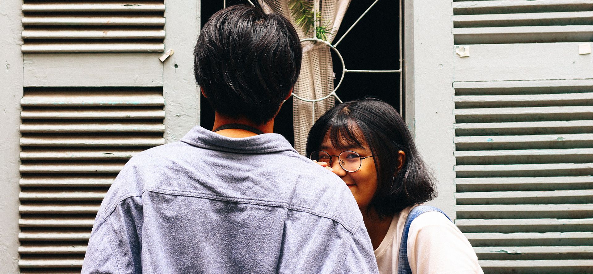 Teenager-Mädchen umarmt einen Jungen bei einem Date.