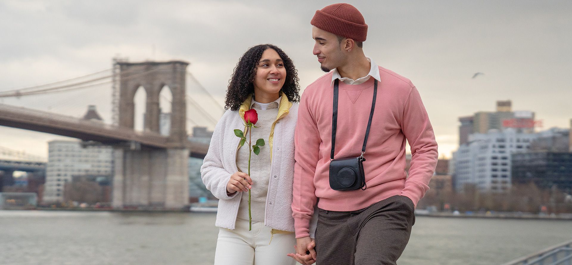 Un couple dadolescents qui marche.