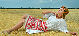 Ukrainalainen tyttö makaa kentällä.